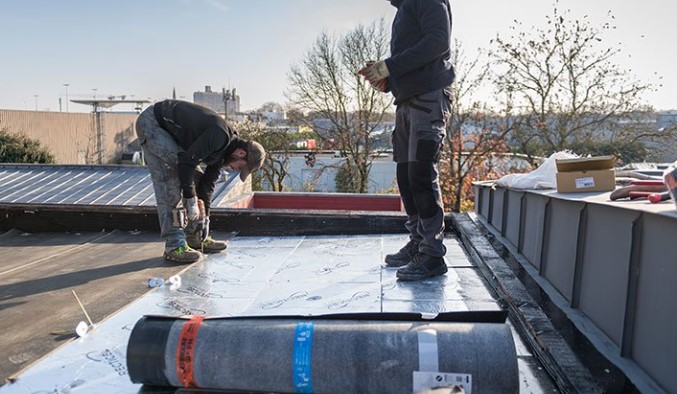 bitumen plat dak reinigen