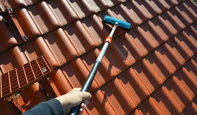 Prijs van dakreiniging afhankelijk van techniek